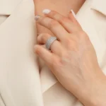 انگشتر نقره زنانه طرح درخشش مخملی پهن عیار 925 - Image 3