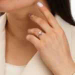 انگشتر نقره زنانه تک‌نگین هاله‌ای نشون عیار 925 - Image 2