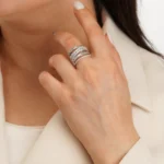 انگشتر نقره زنانه طرح موج نقره‌ای پهن عیار 925 - Image 3