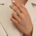 انگشتر نقره زنانه طلایی طرح دو لاین نگین‌دار مدرن عیار 925 - Image 2