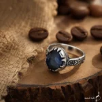 انگشتر مردانه نقره با سنگ یاقوت کبود مدل ANA-M07 - Image 2